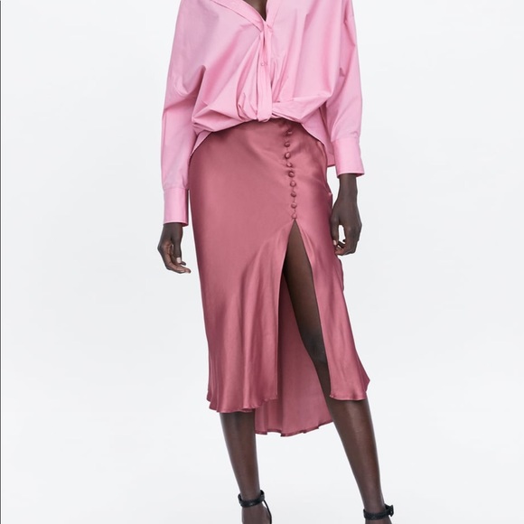 Dresses & Skirts - HOST PICK 👩🏻‍💼💞BUTTONED SATIN SKIRT SLIT SILKY